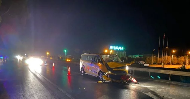 Manavgat’ta ticari taksiyle motosiklet çarpıştı: 2 yaralı