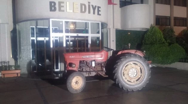 Manisa’da alkollü muhtar traktörle belediye önüne çıktı