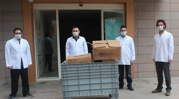 Manisa’da eczacılardan sağlıkçılara maske bağışı