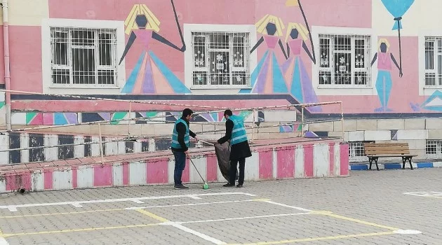 Mardin’de okullardaki tadilat ve boya işlerini yükümlüler yapıyor