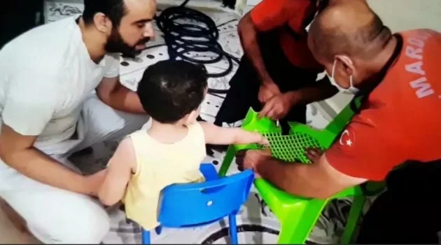 Mardin’de parmakları sandalyeye sıkışan çocuğun imdadına itfaiye ekipleri koştu