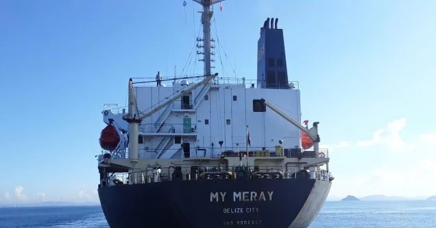 Marmara Denizinde makinesi arıza yapan gemiye ekipler müdahale ediyor