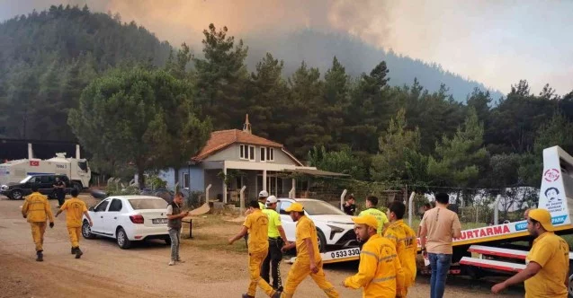 Marmaris’te alevlerin tehdidi altındaki yangın kriz merkezi boşaltılıyor