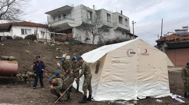 Mehmetçikten Aksihar’daki deprem sonrası çadır kurma faaliyetlerine destek