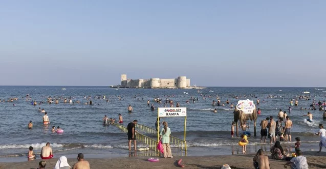 Mersin’de plajlar bayram tatilinde doldu taştı