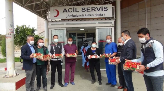 Mersin’de sağlık çalışanlarına 1 ton çilek