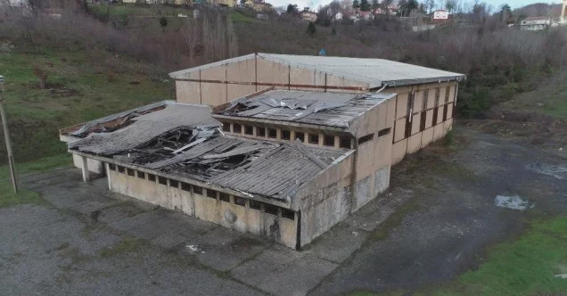 Metruk bina tespiti yapılan 35 yıllık spor salonuna yıkım engeli