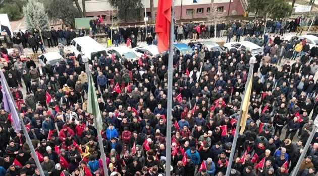 Mevcut başkan aday gösterilmeyince vatandaşlar belediye önünde toplandı, sloganlar attı