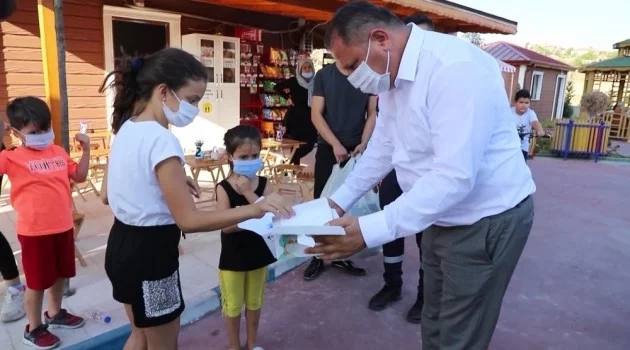 MHP’li vekil çocuklara özel yaptırdığı maskeleri oyun parklarında dağıttı