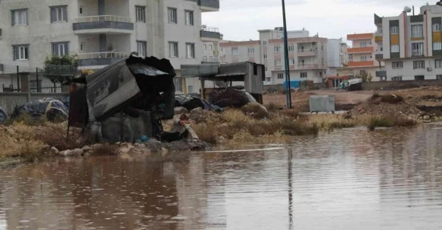 Midyat’ta evleri su bastı, yollar göle döndü; vatandaşlar belediyeye tepki gösterdi