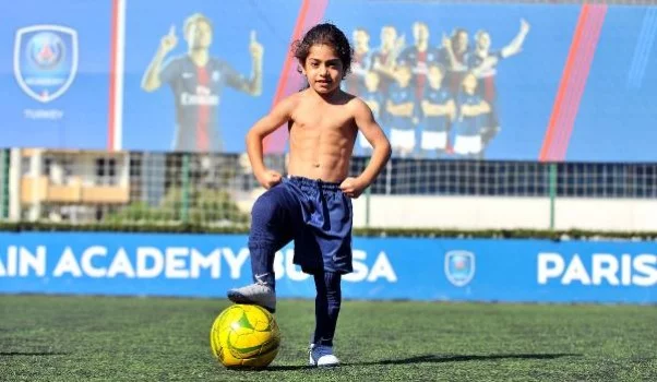 Milyonların takip ettiği 5 yaşındaki fenomen yetenek "Ronaldo kaslı" Arat