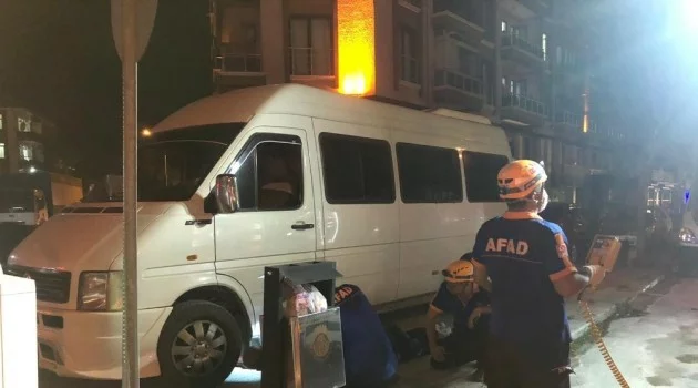 Minibüsün altında sıkışan yavru kediyi AFAD ekipleri kurtardı