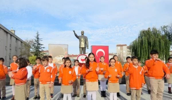 Minik öğrenciler, işaret dili ile İstiklal Marşı'nı okudu