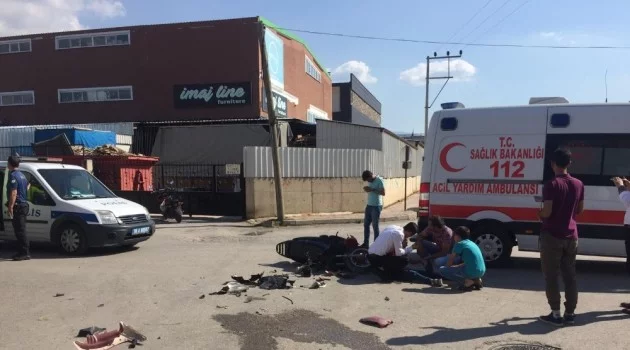 Bursa'da motosiklet ile minibüs çarpıştı: 1’i ağır 2 yaralı