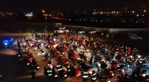 Bursa'da motosiklet tutkunlarından 19 Mayıs fener alayı