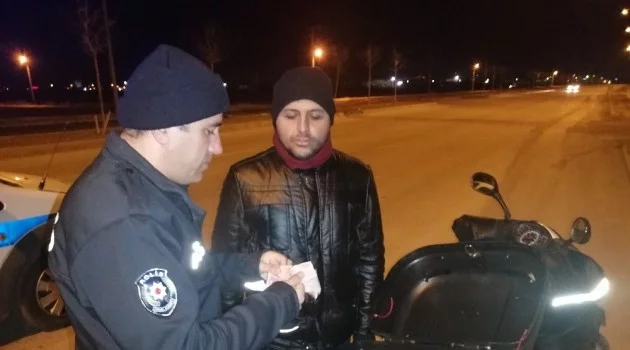Motosikletli kurye yolda bulduğu içi para dolu cüzdanı polise teslim etti