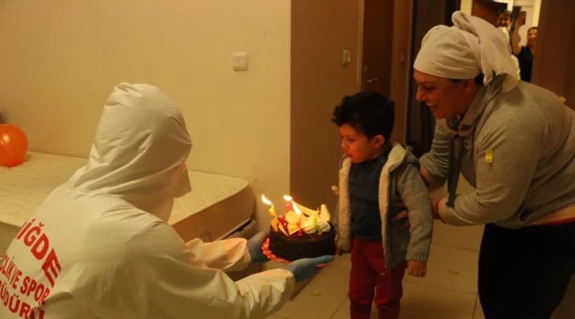 Niğde’de karantinadaki Mehmet Güven’e 4 yaş sürprizi