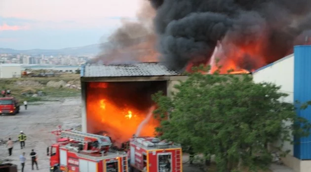 Niğde’de tekstil fabrikasının deposunda yangın
