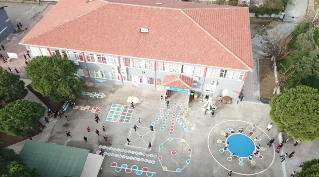 Okul bahçesini oyun alanlarıyla donattılar