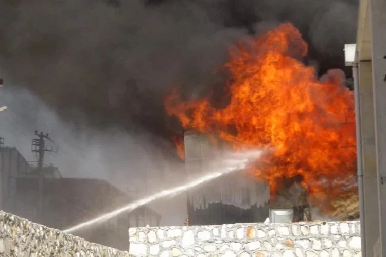 OSB'de mobilya fabrikası yangını, ekipler müdahale ediyor