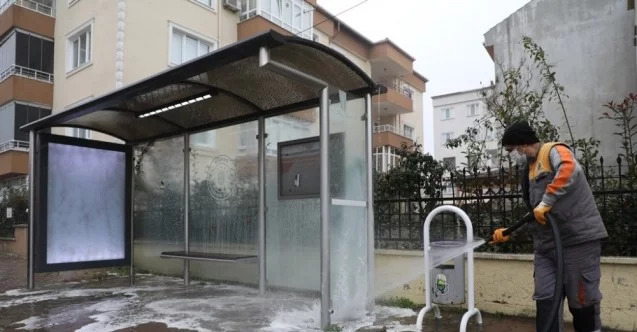 İnegöl'de otobüs durakları dezenfekte ediliyor