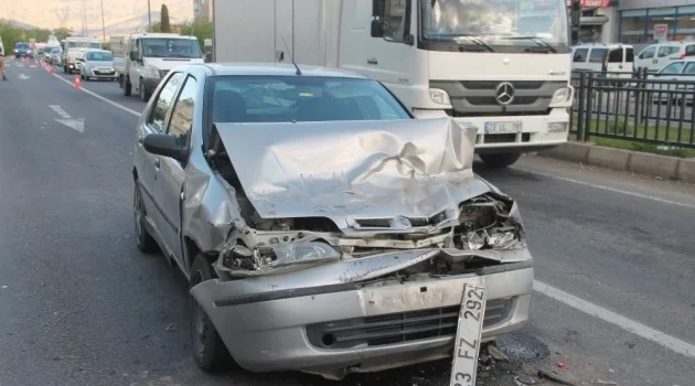 Otomobil, kırmızı ışıkta kamyonete çarptı: 3 yaralı