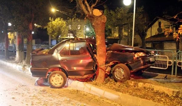 Otomobil önce kaldırıma sonra ağaca çarptı, 16 yaşındaki sürücü yaralandı