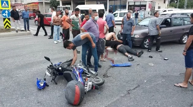 Otomobille çarpışan motosiklet sürücüsü ölümden döndü