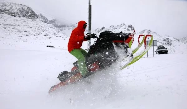 Ovit Dağı'nda kar motorlarıyla gösteri