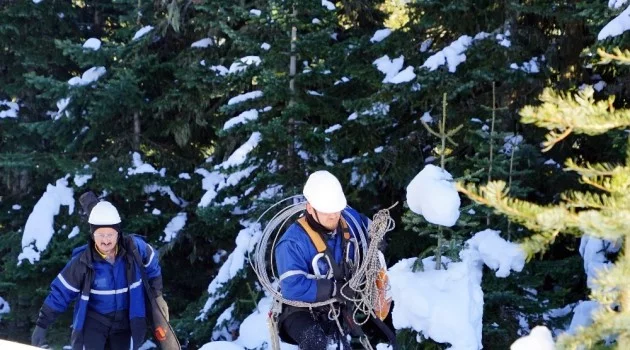(ÖZEL) 2600 rakımda 1,5 metre karda Başkent EDAŞ ekiplerinin zorlu mücadelesi