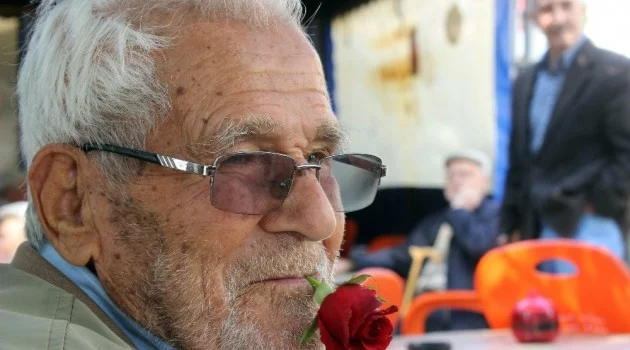 Bursa'nın 'Gül Dedesi' 60 yıldır ağzında taşıyor
