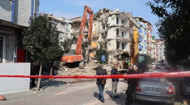 (Özel) Avcılar’da, 5.8’lik depremin ardından hasar gören binanın yıkımı gerçekleştirildi