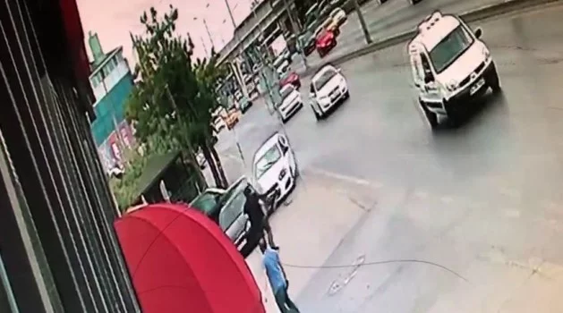 (Özel) Avcılar’da kaldırıma çıkan araç park halindeki otomobile çarptı