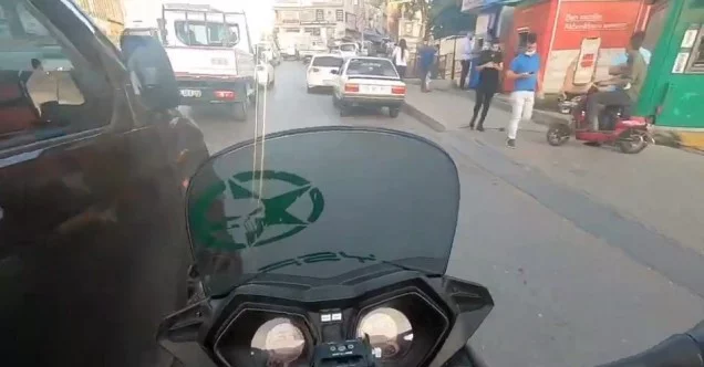 (Özel) Bağcılar’da minibüs sürücüsü motosikletliye böyle çarptı