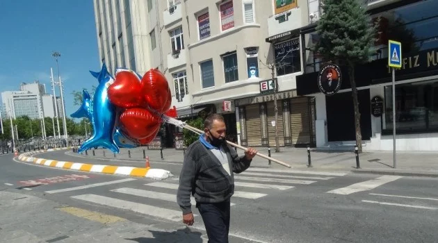 (Özel) Balon satmak için sokağa çıkan 71 yaşındaki seyyar satıcı siftah yapamadan evine döndü