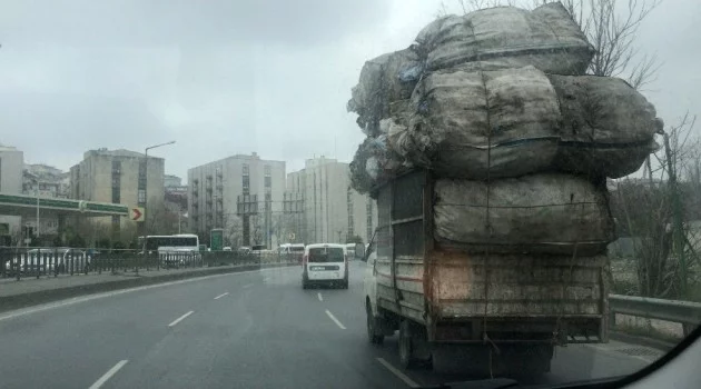 (Özel) Beyoğlu’nda aşırı yüklü kamyon, trafikte tehlike saçtı