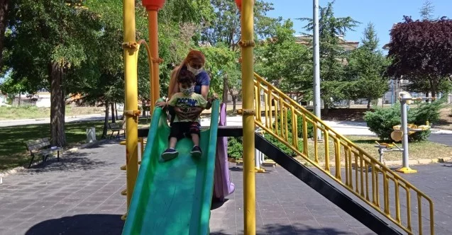 (ÖZEL) Bir annenin 3 yaşındaki oğlunu parkta oyun oynatma mücadelesi