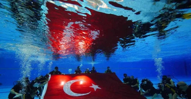 Özel bireyler suyun altında Türk bayrağını dalgalandırdı