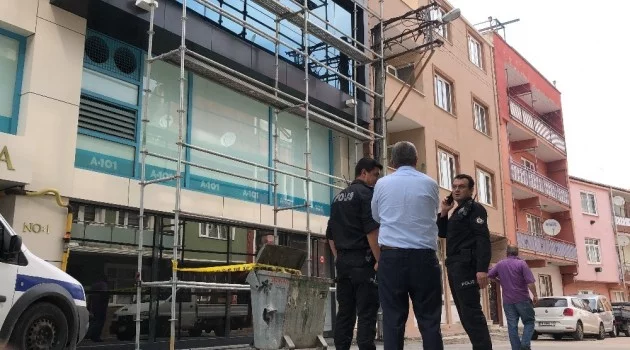 Bursa'da camları silmek için iskeleye çıkan işçi asfalta çakıldı