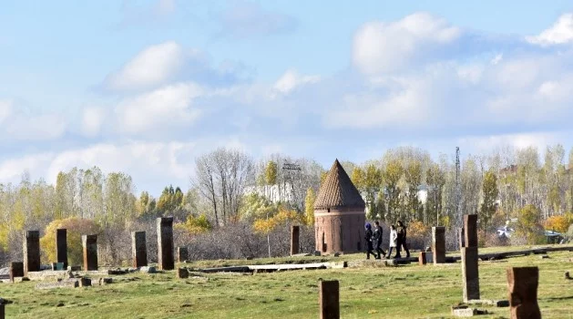 (Özel) Erdoğan’ın çağrısından sonra Ahlat Selçuklu Mezarlığına ziyaretçi akını