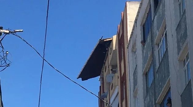 (Özel) Esenler’de şiddetli rüzgar nedeniyle binanın çatısı kaydı