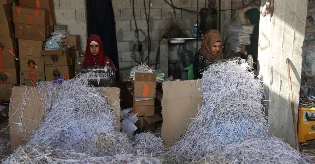 (ÖZEL) Evlerinden edilen Suriyeli kadınlar, “ilkel” karton geri dönüşüm fabrikasında çalışıyor