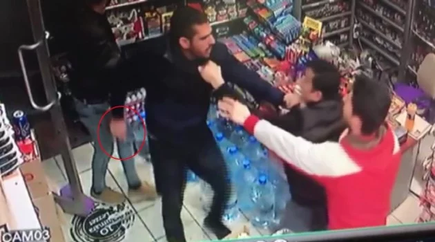 (Özel Haber)  Market sahibinin bıçaklı hırsızla boğuşması kamerada