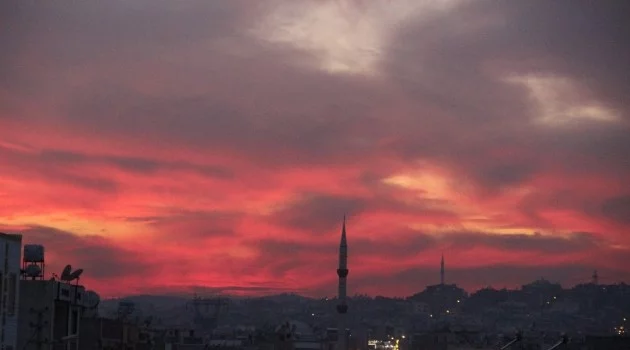 (Özel haber) Şanlıurfa’da gün batımı gökyüzünü kızıla boyadı