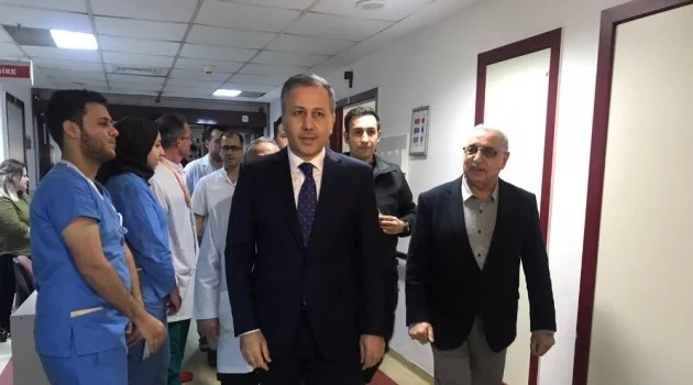 (Özel) İstanbul Valisi Ali Yerlikaya, çekicinin kaldırdığı araçtan düşüp yaralanan kadını ziyaret etti
