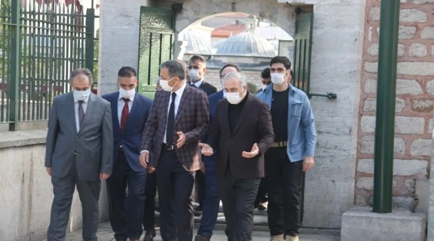 (Özel) İstanbul Valisi Yerlikaya Fatih Sultan Mehmet Han’ın türbesini ziyaret etti