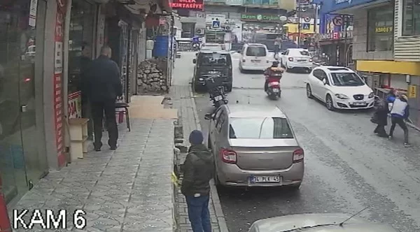 (Özel) İstanbulda bıçaklı eski eş dehşeti kamerada: Kadını ölümden montu kurtardı