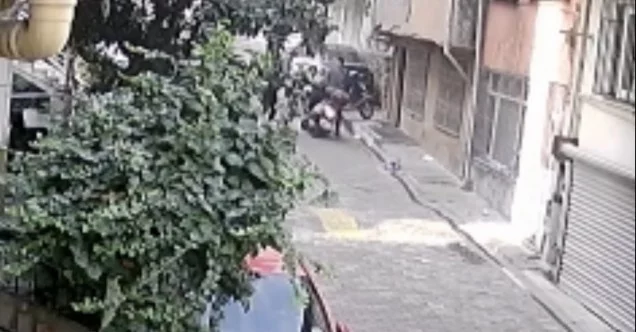 (Özel) İstanbul’da bıçaklı gasp dehşeti kamerada