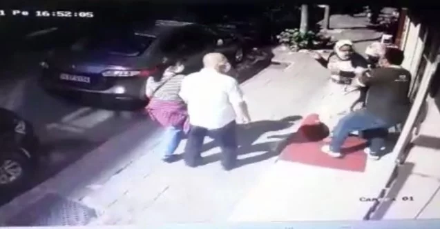 (Özel) İstanbul’da hırsızlık yaparken yakalanan kadının dövüldüğü anlar kamerada