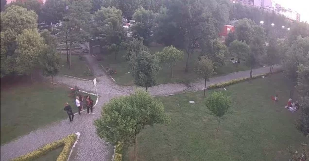 (Özel) İstanbul’da parkta çocuğa hırsızlık yaptıran aile görünümlü çete kamerada